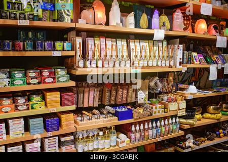 Valletta, Malte - 26 août 2025 : étagères colorées avec encens, huiles essentielles, bougies et lampes à sel de l'Himalaya dans un magasin spirituel. Banque D'Images