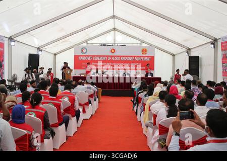 Dhaka, Bangladesh. 26 août 2025. Une cérémonie de remise du matériel de sauvetage donné par la Chine lors des inondations a lieu à Dhaka, au Bangladesh, le 26 août 2025. Mardi, le gouvernement chinois a fait don de matériel de sauvetage lors des inondations à la Société du Croissant-Rouge du Bangladesh (BDRCS) pour aider le pays à mieux se préparer aux catastrophes naturelles et à y répondre. Le don comprend des gilets de sauvetage, des bateaux en caoutchouc, des radeaux de sauvetage, des unités de purification de l'eau, etc. Crédit : Habibur Rahman/Xinhua/Alamy Live News Banque D'Images