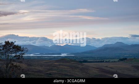 Lumière du soir sur le Loch Lomond vue depuis la colline d'Auchineden au-dessus du point de vue de la Reine près de Croftamie, au centre de l'Écosse. Carte OS ref NS 511 808. Banque D'Images