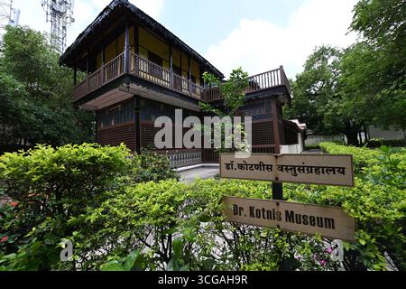 Mumbai. 1er août 2025. Cette photo prise le 1er août 2025 montre le mémorial de Dwarkanath Kotnis au Maharashtra, en Inde. POUR ALLER AVEC 'Feature : un acte de vertu d'un médecin indien pendant la résistance de la Chine contre l'agression japonaise' crédit : Javed Dar/Xinhua/Alamy Live News Banque D'Images