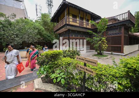 Mumbai, Inde. 1er août 2025. Les gens visitent le mémorial de Dwarkanath Kotnis au Maharashtra, Inde, le 1er août 2025. POUR ALLER AVEC 'Feature : un acte de vertu d'un médecin indien pendant la résistance de la Chine contre l'agression japonaise' crédit : Javed Dar/Xinhua/Alamy Live News Banque D'Images