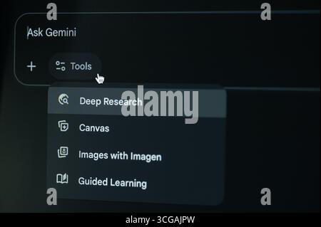 New York, États-Unis - 22 août 2025 : outils de navigation sur Google gemini chatbot sur fond d'ordinateur macro gros plan Banque D'Images