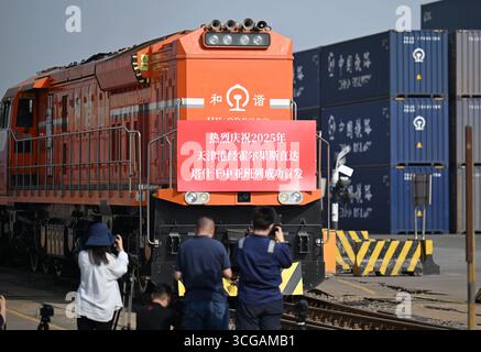 Pékin, Chine. 20 mai 2025. Un train de marchandises Chine-Asie centrale à destination de Tachkent via Horgos part d'une gare du port de Tianjin dans le nord de la Chine, le 20 mai 2025. Crédit : Zhao Zishuo/Xinhua/Alamy Live News Banque D'Images