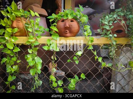 Stands de rue indiens dynamiques vendant de la nourriture locale, de l'artisanat et des produits colorés, mettant en valeur les marchés animés, la vie quotidienne, et riche hérita culturel Banque D'Images