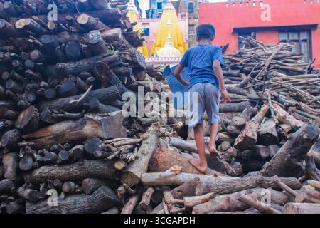Lieux de crémation à Varanasi le long du Gange, capturant les rituels spirituels, le patrimoine sacré et les pratiques funéraires traditionnelles de la culture hindoue. Banque D'Images
