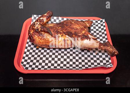 Poulet rôti mariné dans du yaourt et des épices indiennes, servi avec des frites assaisonnées au curry et de la coriandre fraîche Banque D'Images