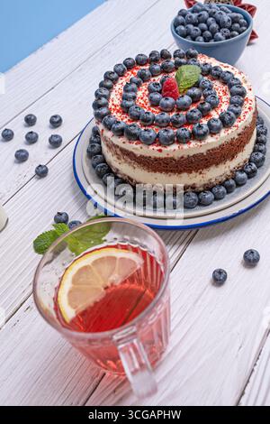 Meringue Crunch Red Velvet : garniture de meringue italienne brûlée et de myrtilles lyophilisées pour un contraste de texture Banque D'Images