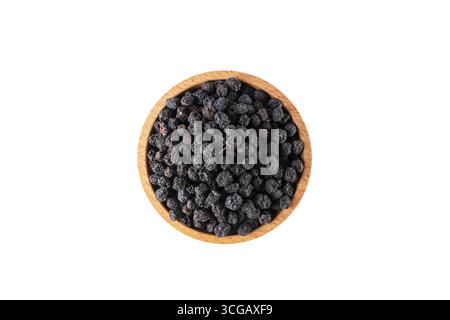 Aronia séché ou chokeberry noir - Aronia melanocarpa en latin dans un bol en bois isolé sur fond blanc. Banque D'Images