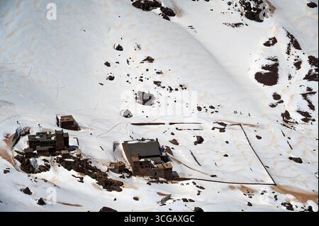 Vue sur le refuge sur Mt. Toubkal au Maroc vu d'en haut Banque D'Images