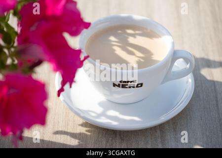 ROYAUME-UNI. Gros plan d'un café frais dans une tasse Caffe Nero de marque. La marque de la société de café indépendante est clairement visible sur la tasse Banque D'Images