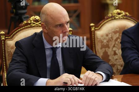 Moscou, Russie. 27 août 2025. Le ministre russe des Finances, Anton Siluanov, écoute lors d’une réunion avec les membres du gouvernement russe présidé par le président Vladimir Poutine, au Kremlin, le 27 août 2025 à Moscou, en Russie. Crédit : Vyacheslav Prokofyev/Kremlin Pool/Alamy Live News Banque D'Images