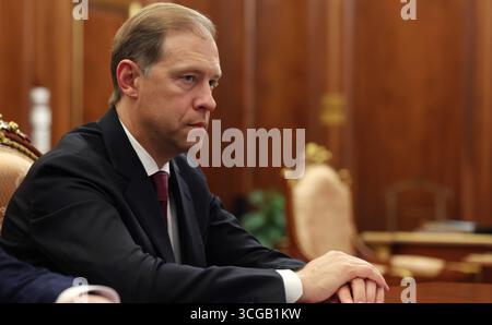 Moscou, Russie. 27 août 2025. Le premier vice-premier ministre russe Denis Manturov, écoute lors d’une réunion avec les membres du gouvernement russe présidé par le président Vladimir Poutine, au Kremlin, le 27 août 2025 à Moscou, en Russie. Crédit : Vyacheslav Prokofyev/Kremlin Pool/Alamy Live News Banque D'Images