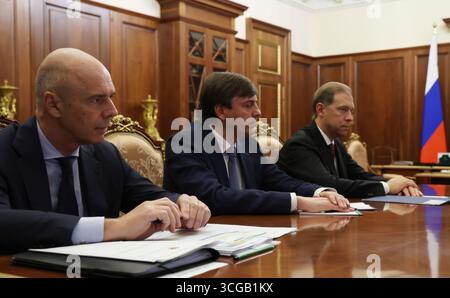 Moscou, Russie. 27 août 2025. Le ministre russe des Finances Anton Siluanov, à gauche, le ministre de l’Education Sergueï Kravtsov, au centre, et le premier vice-premier ministre Denis Manturov, à droite, écoutent lors d’une réunion avec les membres du gouvernement russe présidé par le président Vladimir Poutine, au Kremlin, le 27 août 2025 à Moscou, en Russie. Crédit : Vyacheslav Prokofyev/Kremlin Pool/Alamy Live News Banque D'Images