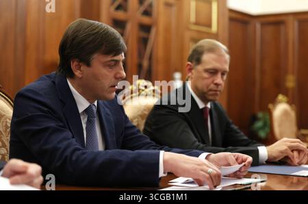 Moscou, Russie. 27 août 2025. Le ministre russe de l'éducation Sergueï Kravtsov, à gauche, s'exprime alors que le premier vice-premier ministre Denis Manturov, à droite, regarde lors d'une réunion avec les membres du gouvernement russe présidé par le président Vladimir Poutine, au Kremlin, le 27 août 2025 à Moscou, en Russie. Crédit : Vyacheslav Prokofyev/Kremlin Pool/Alamy Live News Banque D'Images