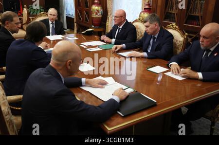 Moscou, Russie. 27 août 2025. Le président russe Vladimir Poutine, au centre, préside une réunion avec les membres du gouvernement russe au Kremlin, le 27 août 2025 à Moscou, en Russie. Crédit : Vyacheslav Prokofyev/Kremlin Pool/Alamy Live News Banque D'Images