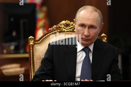 Moscou, Russie. 27 août 2025. Le président russe Vladimir Poutine préside une réunion avec des membres du gouvernement russe au Kremlin, le 27 août 2025 à Moscou, en Russie. Crédit : Vyacheslav Prokofyev/Kremlin Pool/Alamy Live News Banque D'Images