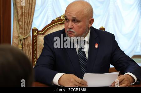 Moscou, Russie. 27 août 2025. Le ministre russe de l’énergie Sergueï Tsivilev, écoute lors d’une réunion avec des membres du gouvernement russe présidée par le président Vladimir Poutine, au Kremlin, le 27 août 2025 à Moscou, en Russie. Crédit : Vyacheslav Prokofyev/Kremlin Pool/Alamy Live News Banque D'Images