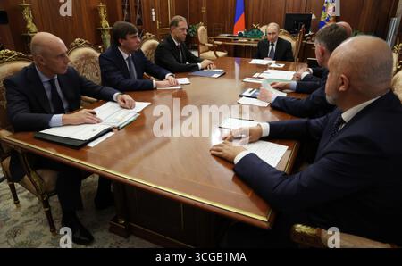Moscou, Russie. 27 août 2025. Le président russe Vladimir Poutine, au centre, préside une réunion avec les membres du gouvernement russe au Kremlin, le 27 août 2025 à Moscou, en Russie. Crédit : Vyacheslav Prokofyev/Kremlin Pool/Alamy Live News Banque D'Images