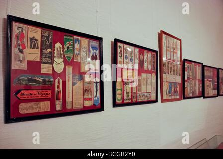 Vyborg, Russie - 02 janvier 2013 - affichage d'affiche publicitaire vintage dans la galerie. Banque D'Images