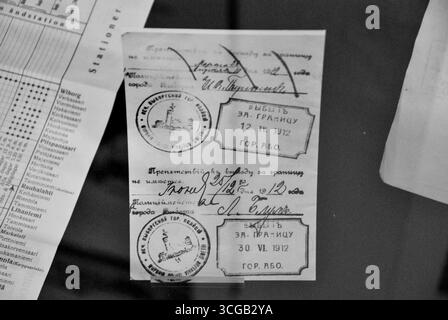 Vyborg, Russie - 02 janvier 2013 - document de voyage vintage avec timbres et signatures de 1912. Banque D'Images