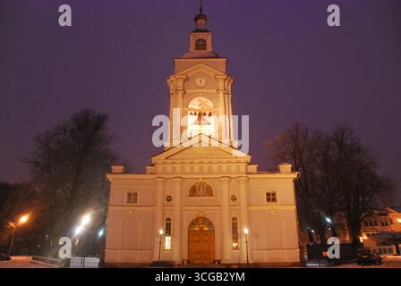 Vyborg, Russie - 02 janvier 2013 - église illuminée la nuit avec des arbres en hiver. Banque D'Images
