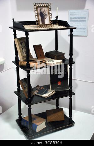 Vyborg, Russie - 02 janvier 2013 - présentoir de bibliothèque vintage : livres anciens et photographie encadrée. Banque D'Images