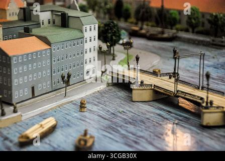 Kaliningrad, Russie - 01 mai 2013 - paysage urbain miniature avec pont historique sur la rivière. Banque D'Images