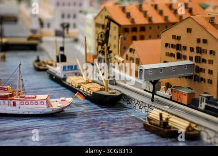 Kaliningrad, Russie - May 01, 2013 - scène détaillée du port miniature avec des bateaux et des bâtiments. Banque D'Images