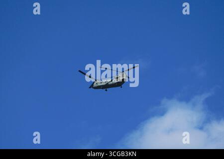 Boeing CH-47 Chinook en vol au-dessus de Budapest Banque D'Images