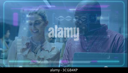 Femme d'affaires souriante et homme analysant des diagrammes holographiques et hélice d'ADN dans l'espace de travail moderne Banque D'Images