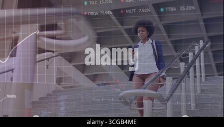 Femme d'affaires dans Blazer descendant les escaliers à l'entrée avec téléphone, sac à dos et superposition de graphique boursier Banque D'Images