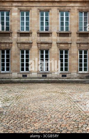 Façade d'un manoir dans la ville française de Bordeaux Banque D'Images