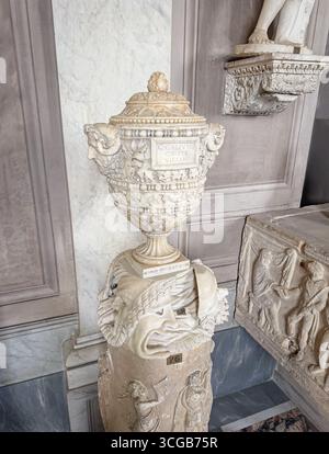 CITÉ DU VATICAN, ROME, ITALIE - 02 AOÛT 2025 Une urne funéraire en marbre blanc décorée de sculptures complexes se dresse sur une base ornée à l'intérieur de Pio-Clementi Banque D'Images