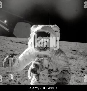 Les échantillons de haricots l'océan des tempêtes. L'astronaute Alan Bean L., pilote du module lunaire Apollo 12 pour la mission d'atterrissage lunaire, est titulaire d'un échantillon environnemental spécial récipient rempli de sol lunaire recueillies au cours de l'activité extravéhiculaire (EVA) dans laquelle les astronautes Charles Conrad Jr., commandant, et de haricots ont participé. Connrad, qui a pris cette photo, se reflète dans la visière du casque du pilote du module lunaire. Photographe : NASA Charles Conrad Jr. Banque D'Images
