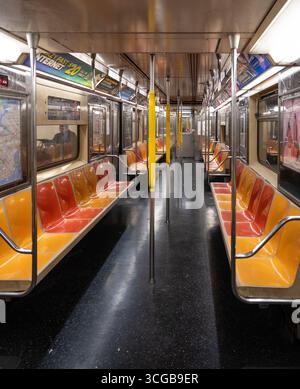 A l'intérieur d'une voiture vide de métro de New York Banque D'Images