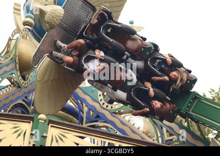 Les amateurs de sensations fortes se nourrissent d'excitation tout en étant à l'envers sur l'Aquila Ride au parc d'attractions Tivoli Gardens, Copenhague, Danemark. Banque D'Images