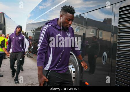Cleethorpes, Royaume-Uni. 27 août 2025. Le gardien de Manchester United Andre Onana (24 ans) débarque de l'entraîneur pendant le match de 2e tour du Grimsby Town FC contre Manchester United FC Carabao Cup à Blundell Park, Cleethorpes, Angleterre, Royaume-Uni le 27 août 2025 crédit : Phil Duncan/Every second Media crédit : Every second Media/Alamy Live News Banque D'Images