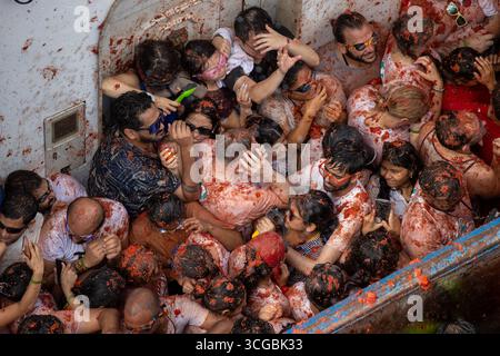 Madrid, Espagne. 27 août 2025. 78ème Festival annuel 'la Tomatina' à Buñol, Valence. Les organisateurs de l’événement ont confirmé le lancement de 120 tonnes de tomates distribuées dans six camions. Crédit : D. Canales Carvajal/Alamy Live News Banque D'Images