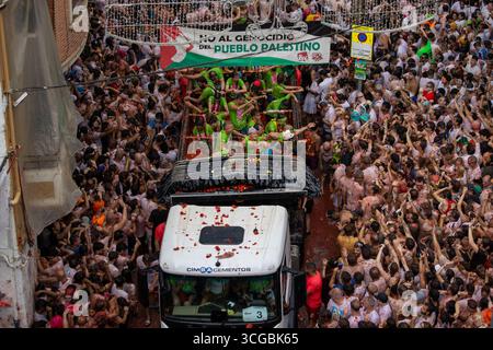 Madrid, Espagne. 27 août 2025. 78ème Festival annuel 'la Tomatina' à Buñol, Valence. Les organisateurs de l’événement ont confirmé le lancement de 120 tonnes de tomates distribuées dans six camions. Crédit : D. Canales Carvajal/Alamy Live News Banque D'Images