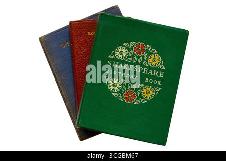Sélection de livres à dos rigide avec livre d'anniversaire Shakespeare sur le dessus isolé sur fond blanc Banque D'Images