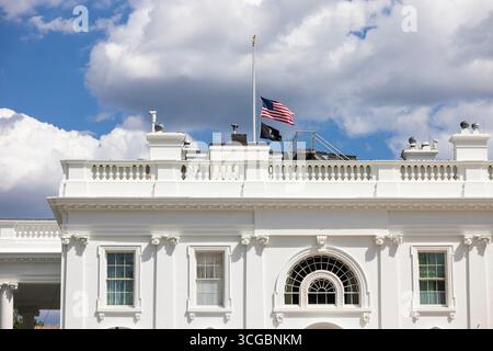 Washington, États-Unis. 27 août 2025. Les drapeaux sont abaissés à moitié à la Maison Blanche pour les victimes d'une fusillade de masse à l'école catholique Annonciation de Minneapolis à Washington, DC, États-Unis, 27 août 2025. Au moins deux enfants ont été tués, et 17 autres personnes ont été blessées lorsque le tireur a ouvert le feu pendant la prière du matin avant l'école. Le tireur s'est ensuite suicidé. Crédit : Abaca Press/Alamy Live News Banque D'Images