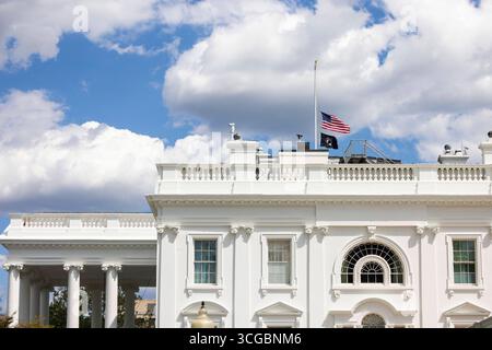 Washington, États-Unis. 27 août 2025. Les drapeaux sont abaissés à moitié à la Maison Blanche pour les victimes d'une fusillade de masse à l'école catholique Annonciation de Minneapolis à Washington, DC, États-Unis, 27 août 2025. Au moins deux enfants ont été tués, et 17 autres personnes ont été blessées lorsque le tireur a ouvert le feu pendant la prière du matin avant l'école. Le tireur s'est ensuite suicidé. Crédit : Abaca Press/Alamy Live News Banque D'Images