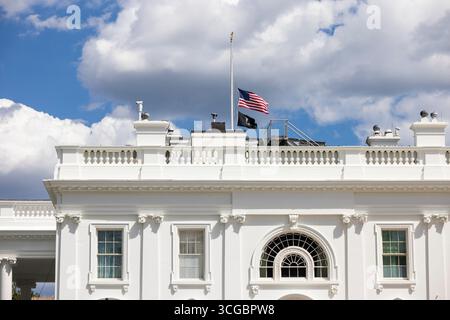 Washington, États-Unis. 27 août 2025. Les drapeaux sont abaissés à moitié à la Maison Blanche pour les victimes d'une fusillade de masse à l'école catholique Annonciation de Minneapolis à Washington, DC, États-Unis, 27 août 2025. Au moins deux enfants ont été tués, et 17 autres personnes ont été blessées lorsque le tireur a ouvert le feu pendant la prière du matin avant l'école. Le tireur s'est ensuite suicidé. Crédit : Sipa USA/Alamy Live News Banque D'Images