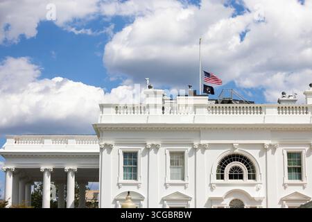 Washington, États-Unis. 27 août 2025. Les drapeaux sont abaissés à mi-personnel à la Maison Blanche pour les victimes d'une fusillade de masse à l'école catholique Annonciation à Minneapolis à Washington, DC, mercredi 27 2025 août. Au moins deux enfants ont été tués, et 17 autres personnes ont été blessées lorsque le tireur a ouvert le feu pendant la prière du matin avant l'école. Le tireur s'est ensuite suicidé. Photo de Jim Lo Scalzo/UPI crédit : UPI/Alamy Live News Banque D'Images