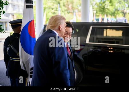 Washington, États-Unis. 25 août 2025. Le président américain Donald Trump, à gauche, salue le président sud-coréen Lee Jae-myung, à droite, à son arrivée à l'entrée de l'aile ouest de la Maison Blanche, le 25 août 2025 à Washington, DC crédit : Daniel Torok/White House photo/Alamy Live News Banque D'Images