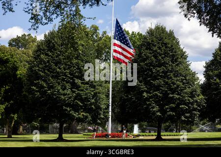 Washington, États-Unis. 27 août 2025. Les drapeaux sont abaissés à mi-personnel à la Maison Blanche pour les victimes d'une fusillade de masse à l'école catholique Annonciation à Minneapolis à Washington, DC, mercredi 27 2025 août. Au moins deux enfants ont été tués, et 17 autres personnes ont été blessées lorsque le tireur a ouvert le feu pendant la prière du matin avant l'école. Le tireur s'est ensuite suicidé. Photo de Jim Lo Scalzo/UPI crédit : UPI/Alamy Live News Banque D'Images