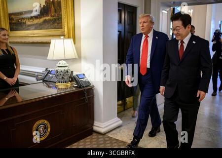 Washington, États-Unis. 25 août 2025. Le président américain Donald Trump, à gauche, escorte le président sud-coréen Lee Jae-myung, à droite, à son arrivée dans le hall de l'aile ouest de la Maison Blanche, le 25 août 2025 à Washington, DC crédit : Daniel Torok/White House photo/Alamy Live News Banque D'Images
