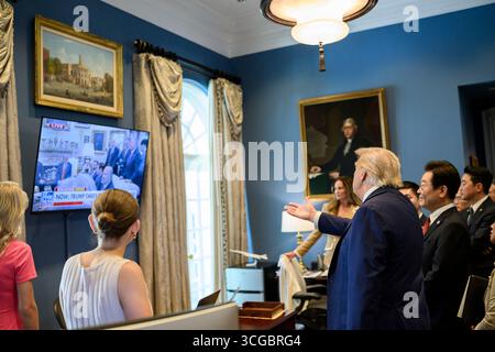 Washington, États-Unis. 25 août 2025. Le président américain Donald Trump, au centre, montre le président sud-coréen Lee Jae-myung, à droite, la couverture télévisée qui vient d'être enregistrée de leur réunion bilatérale au Outer Oval Office de la Maison Blanche, le 25 août 2025 à Washington, DC crédit : Daniel Torok/White House photo/Alamy Live News Banque D'Images