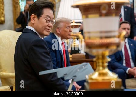 Washington, États-Unis. 25 août 2025. Le président américain Donald Trump, à droite, et le président sud-coréen Lee Jae-myung, à gauche, lors de leur réunion bilatérale au Bureau ovale de la Maison Blanche, le 25 août 2025 à Washington, DC crédit : Emily Higgins/White House photo/Alamy Live News Banque D'Images