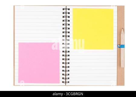 Ouvrez le cahier vierge avec crayon et notes adhésives isolé sur fond blanc Banque D'Images